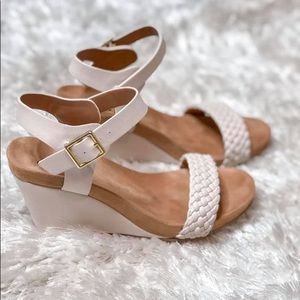 Nude Wedges